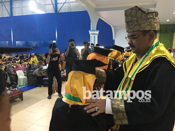 Bupati Wisuda Ratusan Santri