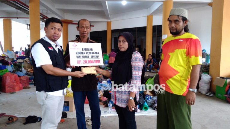 LAZ Masjid Raya Batam Peduli Korban Kebakaran Warga Ruli Beverly
