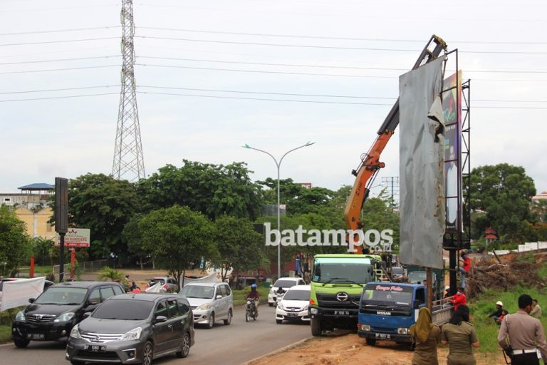 BP Batam Akan Bongkar Reklame Tak Berizin