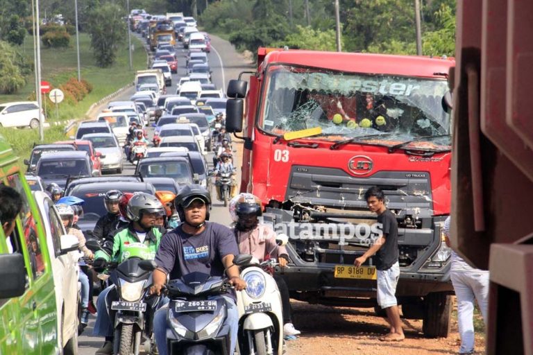 Tabrakan Beruntun, Jalan Jendral Sudirman Macet