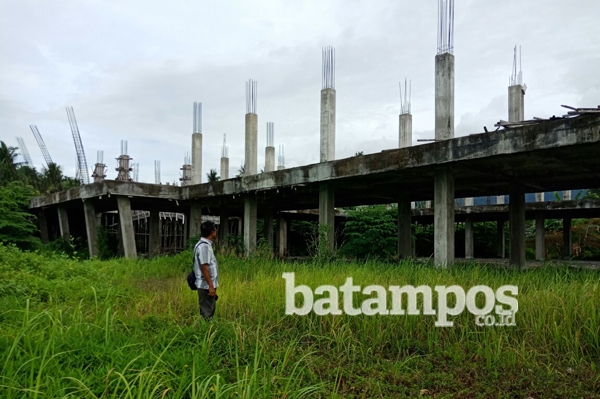 Pembangunan Pasar Modern Terbengkalai