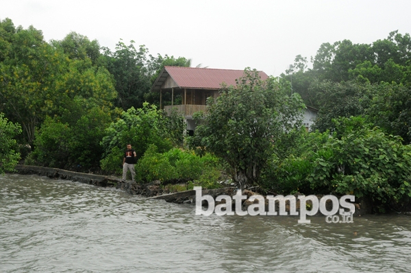 Penahan Ombak Rusak Parah