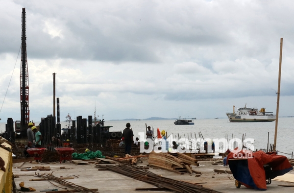 Pemancangan Tiang Pembangunan Pelabuhan Terhambat