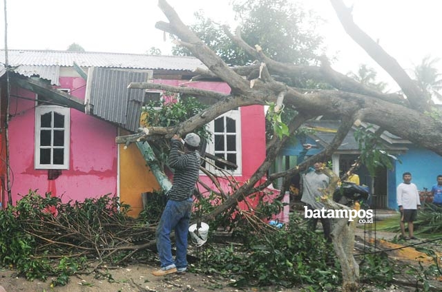 Atap Kantor Lurah dan Keramba Diterjang Angin Kencang