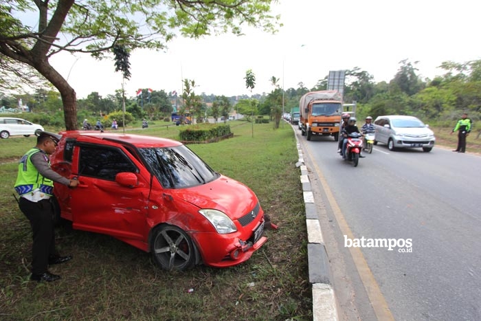 Swift Terpental setelah Senggolan dengan Truk Molen, Pengendara Ibu Hamil