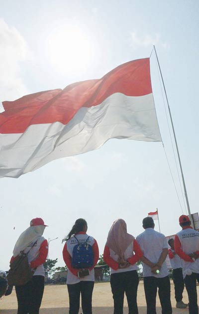 Gubernur  Minta Kaji Ulang Pemberhentian 2 Siswa SMPN 21 karena Tak Mau Hormat Bendera
