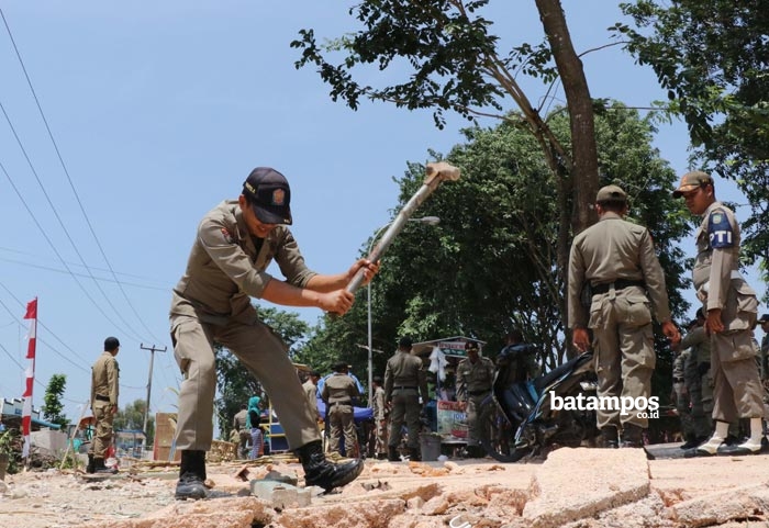 Lapak Pedagang Dibongkar Paksa