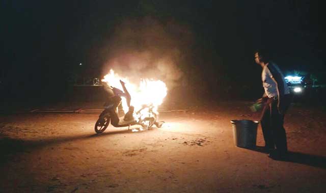 Warga Bakar Motor Maling