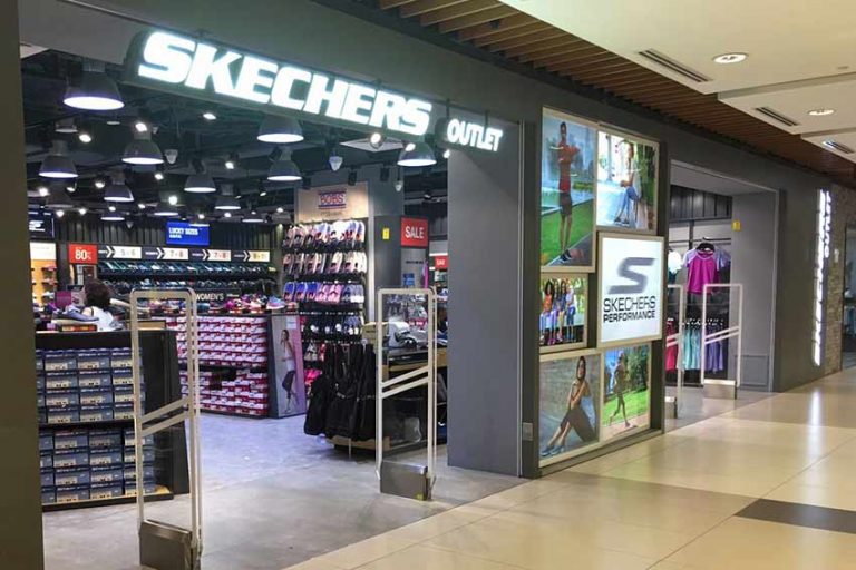 Ratusan Pasang Sepatu Skechers KW Dimusnahkan