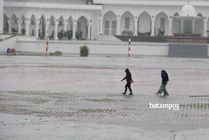Hujan, Angin Kencang, Pengendara Tertimpa Pohon Patah