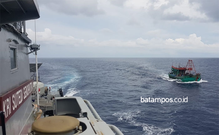 KRI Sutedi Senaputra 378 Amankan Kapal Ikan Vietnam