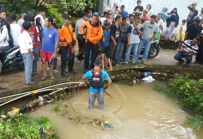 Bocah Umur 3 Tahun Hanyut di Parit Saat Hujan