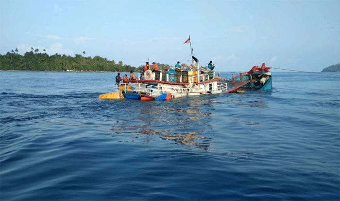 Lambung Kapal Tabrak Karang, Karam