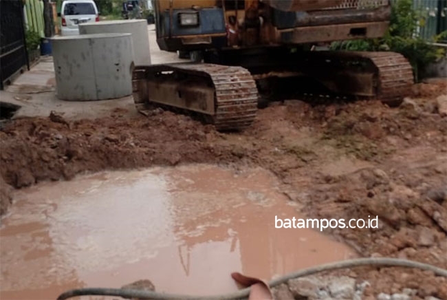 Lagi, Pipa ATB Jadi Korban Alat Berat, Bocor