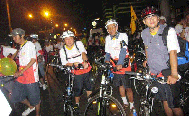 Pas untuk Diikuti Sepeda Gembira pada Malam Hari