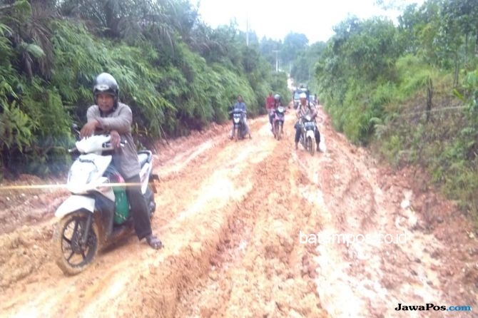 Ekstremnya Jalan Menuju 16 Desa di Kabupaten Kampar, Riau