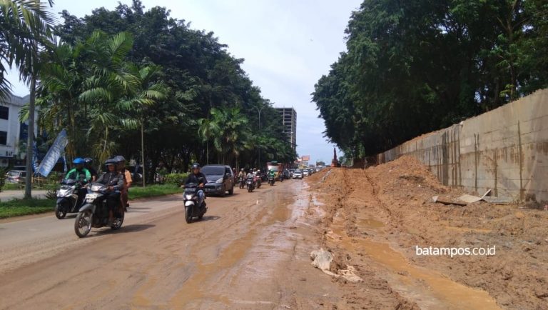 Jalan Berlumpur Ganggu Pengguna Jalan