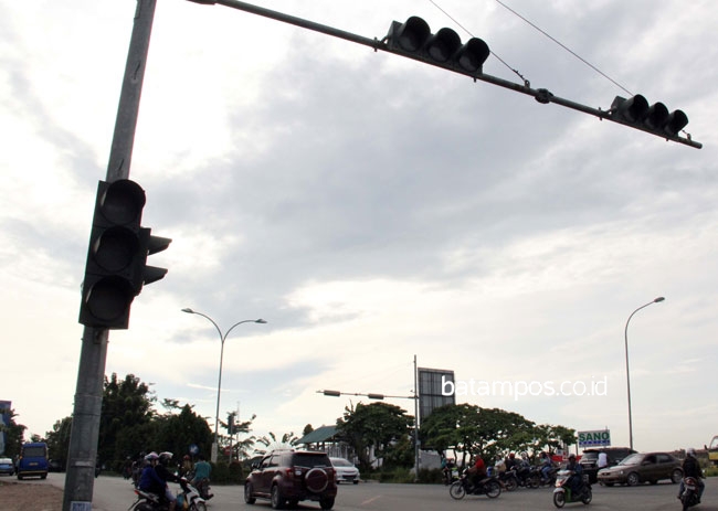 Hanya Dua Lampu Merah yang Dipasang