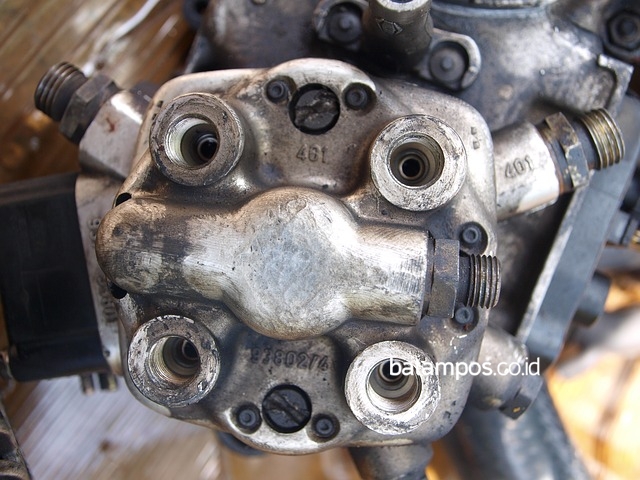 Mobil Tua Terbantu Part Palsu