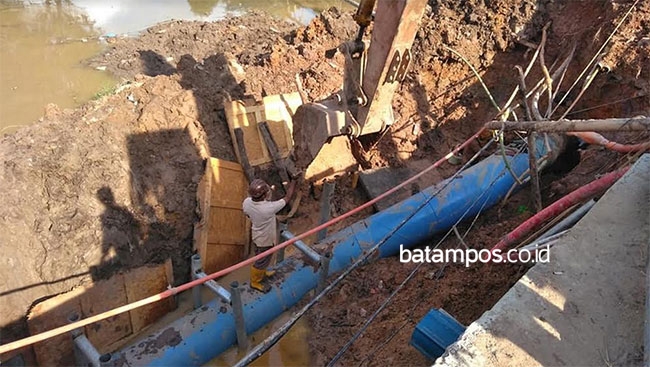 Akibat Proyek PU Nasional, ATB Lakukan Connecting Pipa 13 Jam.