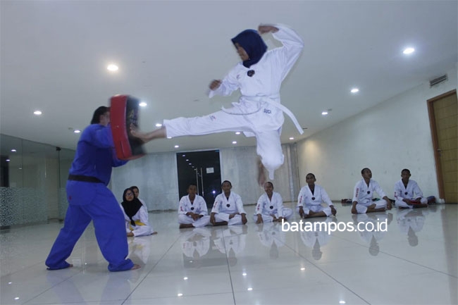 Berlatih Taekwondo di SMK Penerbangan Angkasa Nasional