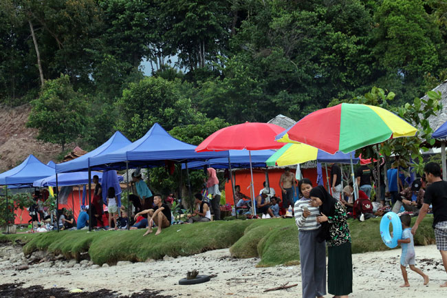 Waspada Ketinggian Ombak bagi Masyarakat yang Berlibur ke Pantai