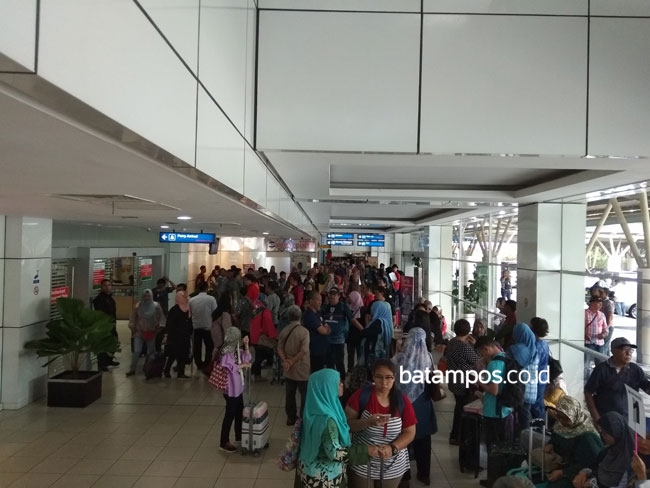 Ribuan Wisman Padati Ruang Kedatangan