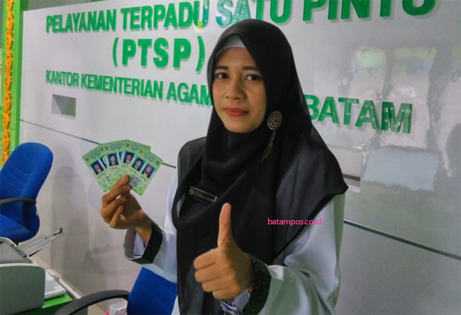 Dua Pasang Pengantin Dapat Kartu Nikah Perdana