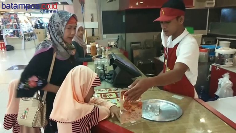 Akhir Tahun, Pusat Perbelanjaan Dipadati Pengunjung