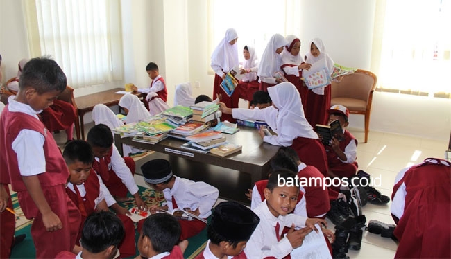 Siswa SDIT Insan Harapan Berkunjung ke Perpustakaan BP Batam