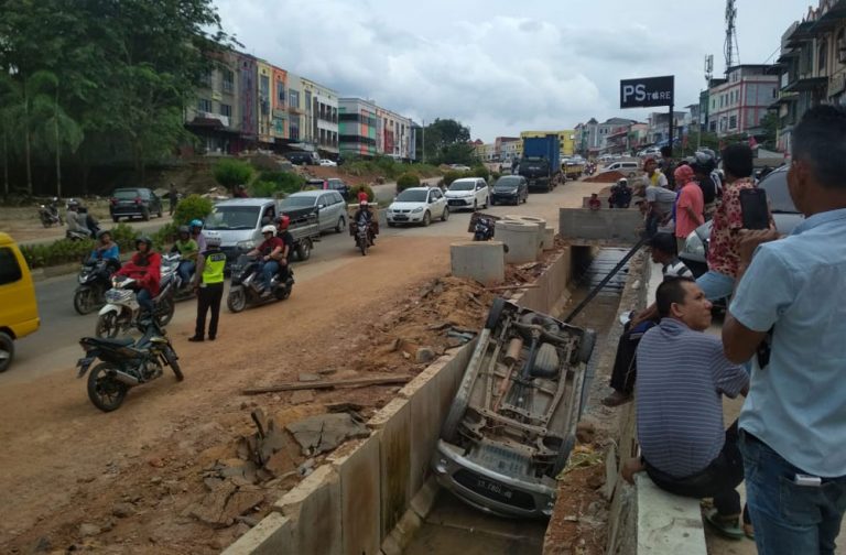 Mobil Kecemplung Parit