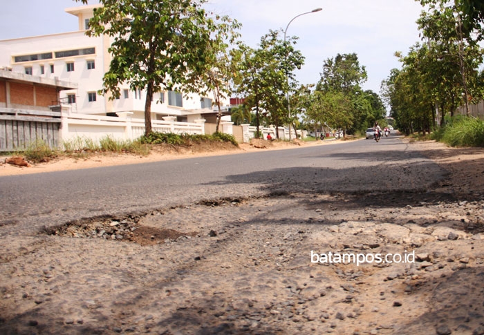 Lapor! Jalan Simpang Cikitsu Rusak Parah