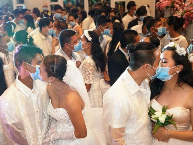 200-an Pasangan Pengantin Ciuman Pakai Masker Karena Takut Virus Korona