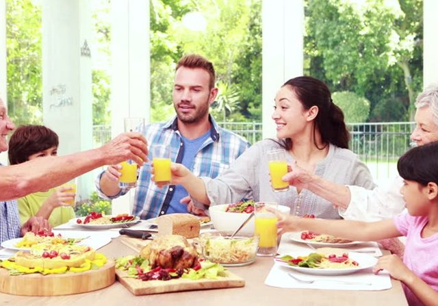 Masih Makan Sahur Saat Azan Berkumandang, Apakah Puasanya Sah?