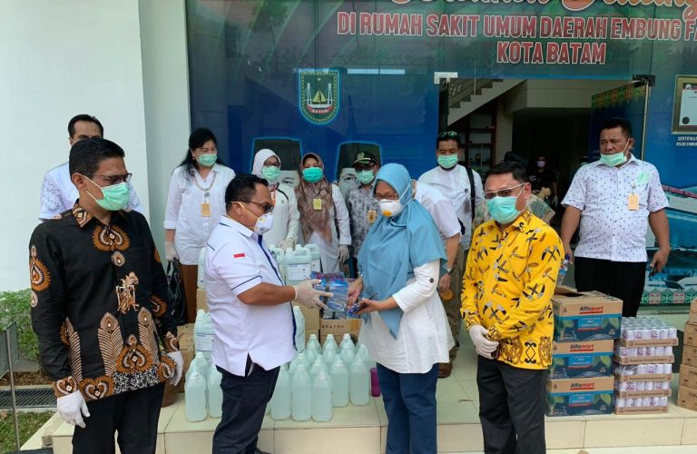 Anggota DPRD Sumbang APD dan Alkes ke RSUD Embung Fatimah