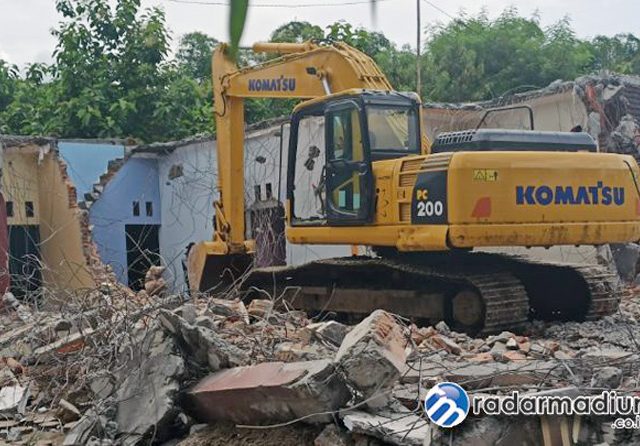 Kesal Karena Istri Selingkuh, Suami Robohkan Rumah Berharga Ratusan Juta