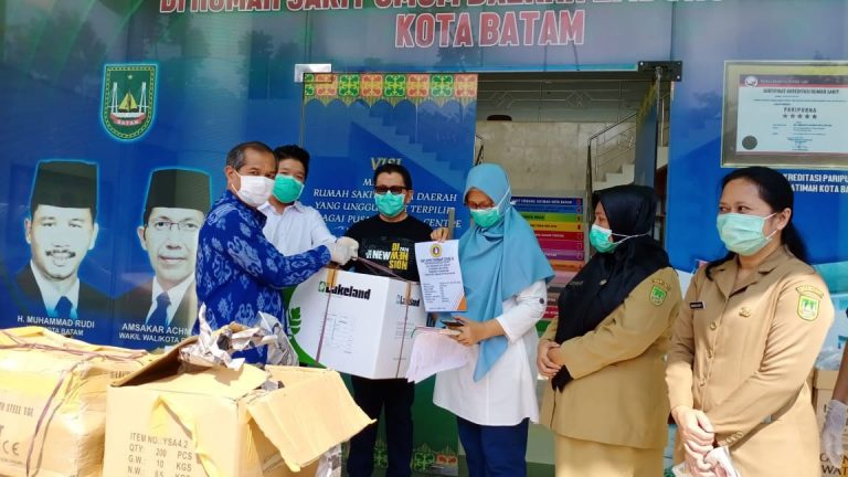 PGPI Kepri Serahkan 100 Set APD ke RSUD Embung Fatimah