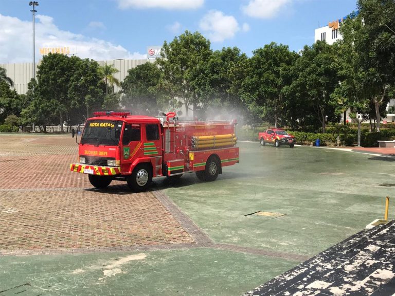 Warga Batam, Jalan Protokol dan Fasilitas Umum Disemprot Disinfektan