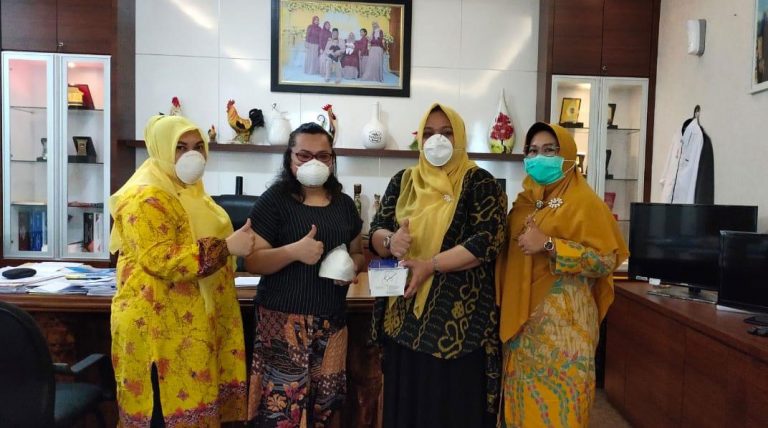 IIPG Batam Bagikan 6000 Masker Kepada Para Pekerja Rentan 
