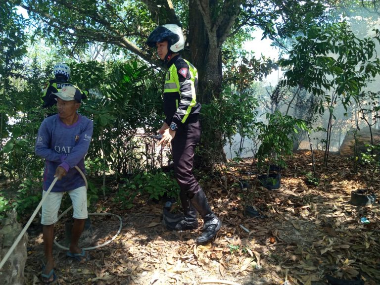 Polisi Berjibaku Padamkan Api