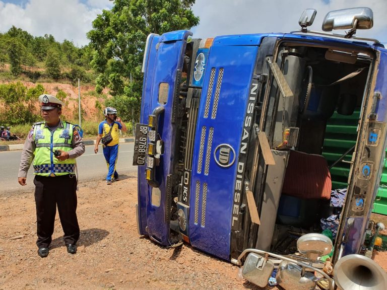 Trailer Terbalik di Jalan Trans Barelang