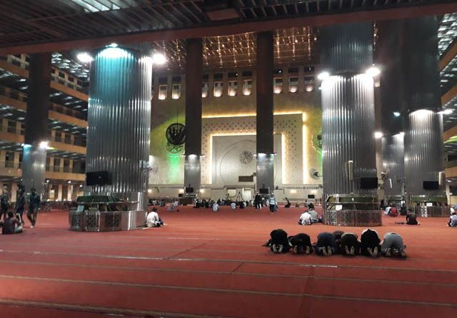 Salat Berjamaah di Masjid Istiqlal Jarak Per Jamaah 2 Meter