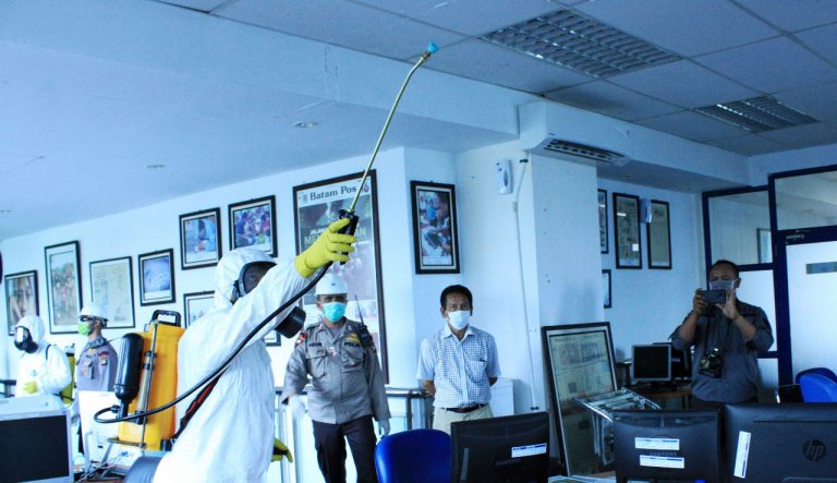 Brimob Polda Kepri Semprot Disinfektan Ruang Kerja Batam Pos dan Mal MB2 