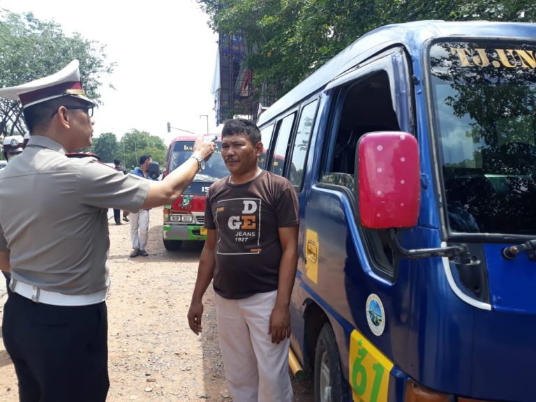 Polisi Cek Suhu Tubuh Pengemudi Angkutan Umum