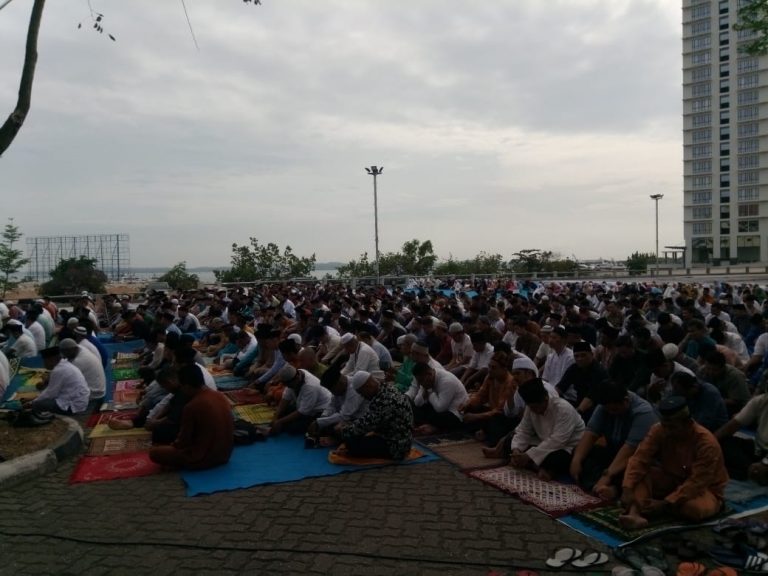 Ratusan Warga Batam Ikuti Salat Minta Hujan di BP Batam  