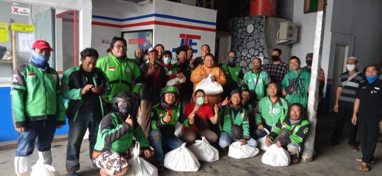 Jati Ekpres Bagikan Ratusan Sembako untuk Warga Kurang Mampu