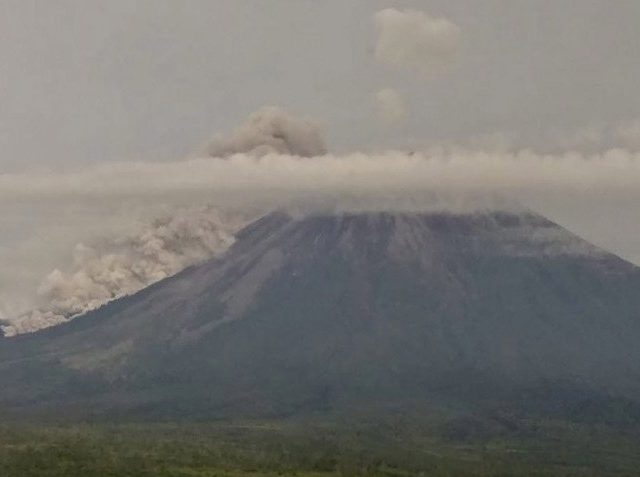 Aktivitas Gunung Semeru Meningkat, Luncurkan Awan Panas