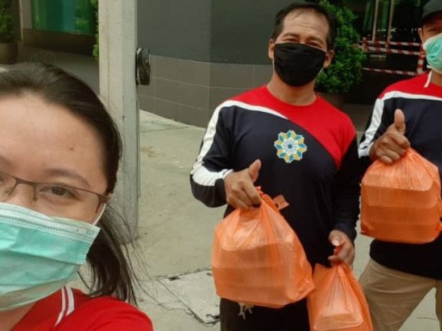 Inspiratif, Warga Batam di Malaysia Rela Bagi Nasi Kotak Setiap Hari