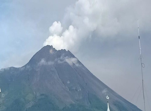 Gunung Merapi Kembali Erupsi, Keluarkan Kolom Setinggi 3.000 Meter