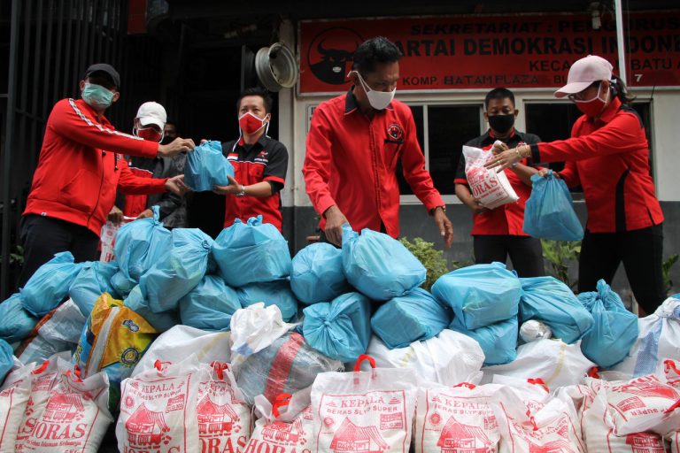 Bantu Warga, Paket Sembako Diantar Sampai ke Pintu